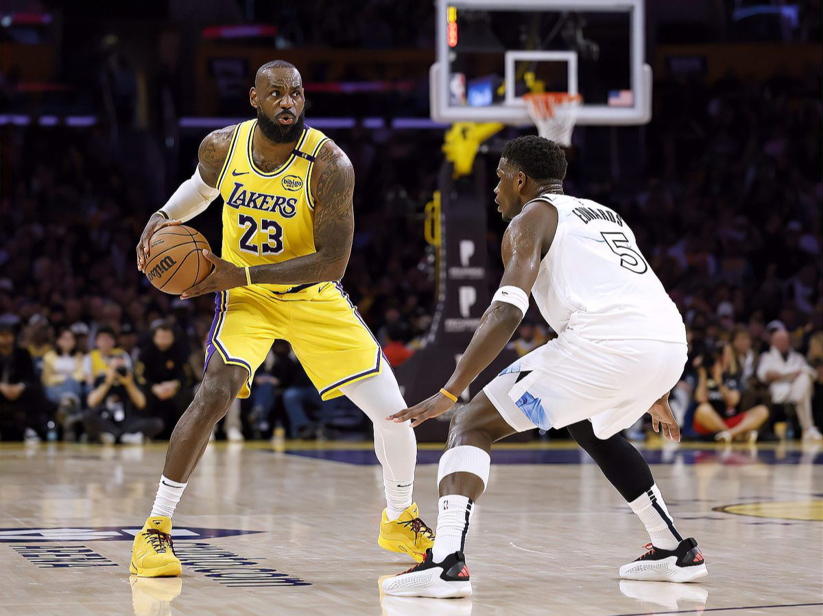 关于巴黎大师赛常规赛对决在即！明尼苏达森林狼演练定位球，金州勇士密集防守应对的信息